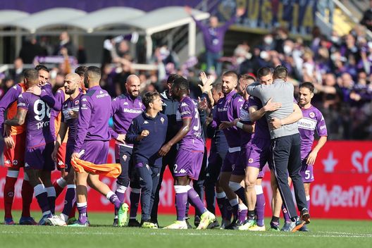 FLORENCE, ITALY - FEBRUARY 20: All players of ACF Fiorentina celebrate the victory after during the Serie A match between ACF Fiorentina and Atalanta BC at Stadio Artemio Franchi on February 20, 2022 in Florence, Italy. (Photo by Gabriele Maltinti/Getty Images) FLORENCE, ITALY - FEBRUARY 20: All players of ACF Fiorentina celebrate the victory after during the Serie A match between ACF Fiorentina and Atalanta BC at Stadio Artemio Franchi on February 20, 2022 in Florence, Italy. (Photo by Gabriele Maltinti/Getty Images)