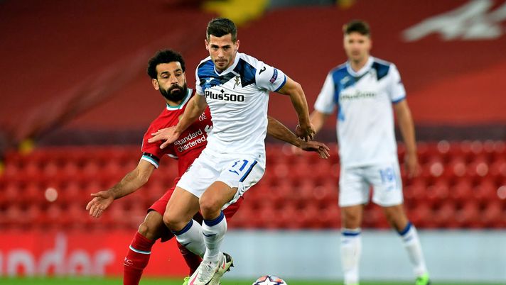 LIVERPOOL, ENGLAND - NOVEMBER 25: Remo Freuler of Atalanta B.C. is challenged by Mohamed Salah of Liverpool during the UEFA Champions League Group D stage match between Liverpool FC and Atalanta BC at Anfield on November 25, 2020 in Liverpool, England. Sporting stadiums around the UK remain under strict restrictions due to the Coronavirus Pandemic as Government social distancing laws prohibit fans inside venues resulting in games being played behind closed doors. (Photo by Paul Ellis - Pool/Getty Images) Freuler scuote l’Atalanta: “Dobbiamo cambiare le cose, altrimenti è difficile andare in Champions…” - immagine 1