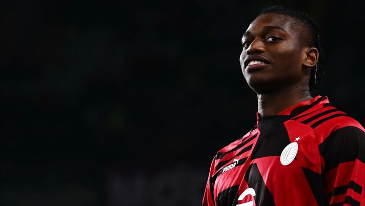 AC Milans Portuguese defender Rafael Leao looks on before the Italian Serie A football match between Torino and AC Milan at the Grande Torino Stadium in Turin on October 30, 2022. (Photo by MARCO BERTORELLO / AFP) (Photo by MARCO BERTORELLO/AFP via Getty Images) Gazzetta: “Rinnovo Leao, la data del possibile incontro e la complicazione dalla Francia” - immagine 1