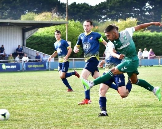 FA Cup, portiere del Blackfield & Langley espulso dopo aver urinato nella siepe- immagine 2