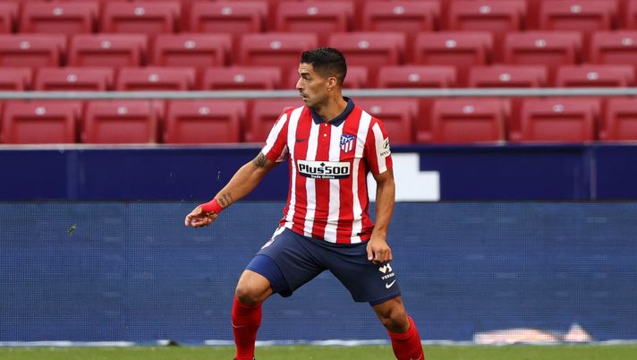 MADRID, SPAIN - SEPTEMBER 27: Luis Suarez of Atletico de Madrid runs with the ball during the La Liga Santander match between Atletico de Madrid and Granada CF at Estadio Wanda Metropolitano on September 27, 2020 in Madrid, Spain. Football Stadiums around Europe remain empty due to the Coronavirus Pandemic as Government social distancing laws prohibit fans inside venues resulting in fixtures being played behind closed doors. (Photo by Angel Martinez/Getty Images) MADRID, SPAIN - SEPTEMBER 27: Luis Suarez of Atletico de Madrid runs with the ball during the La Liga Santander match between Atletico de Madrid and Granada CF at Estadio Wanda Metropolitano on September 27, 2020 in Madrid, Spain. Football Stadiums around Europe remain empty due to the Coronavirus Pandemic as Government social distancing laws prohibit fans inside venues resulting in fixtures being played behind closed doors. (Photo by Angel Martinez/Getty Images)