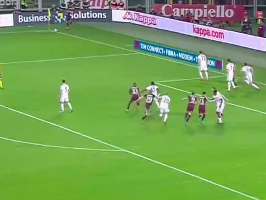 Nonostante i tre rossoneri a protezione del primo palo di Donnarumma, la palla tagliata di Ljajic pesca lo stesso De Silvestri Nonostante i tre rossoneri a protezione del primo palo di Donnarumma, la palla tagliata di Ljajic pesca lo stesso De Silvestri