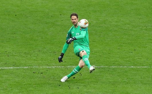 MILAN, ITALY - MARCH 08: Asmir Begovic of AC Milan kicks a ball during the Serie A match between AC Milan and Genoa CFC at Stadio Giuseppe Meazza on March 8, 2020 in Milan, Italy. (Photo by Marco Luzzani/Getty Images) MILAN, ITALY - MARCH 08: Asmir Begovic of AC Milan kicks a ball during the Serie A match between AC Milan and Genoa CFC at Stadio Giuseppe Meazza on March 8, 2020 in Milan, Italy. (Photo by Marco Luzzani/Getty Images)