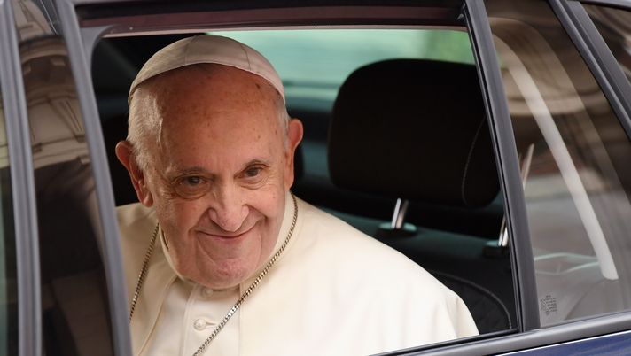 Papa Francesco: &#8220;Maradona poeta e uomo fragile. Triste vedere campioni ricchissimi ma svogliati&#8221; 