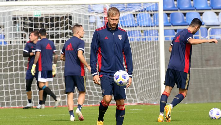 CAGLIARI, ITALY - OCTOBER 25: Ragnar Klavan of Cagliari warms up before the Serie A match between Cagliari Calcio and FC Crotone at Sardegna Arena on October 25, 2020 in Cagliari, Italy. (Photo by Enrico Locci/Getty Images) CAGLIARI, ITALY - OCTOBER 25: Ragnar Klavan of Cagliari warms up before the Serie A match between Cagliari Calcio and FC Crotone at Sardegna Arena on October 25, 2020 in Cagliari, Italy. (Photo by Enrico Locci/Getty Images)