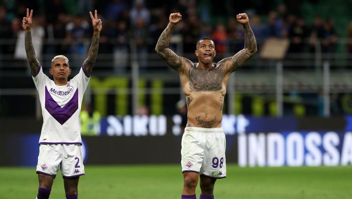 MILAN, ITALY - APRIL 01: Dodo and Igor of ACF Fiorentina celebrate victory after the Serie A match between FC Internazionale and ACF Fiorentina at Stadio Giuseppe Meazza on April 01, 2023 in Milan, Italy. (Photo by Marco Luzzani/Getty Images) Viola come bambini al Luna Park: ora l’Europa si ottiene anche in campionato - immagine 1