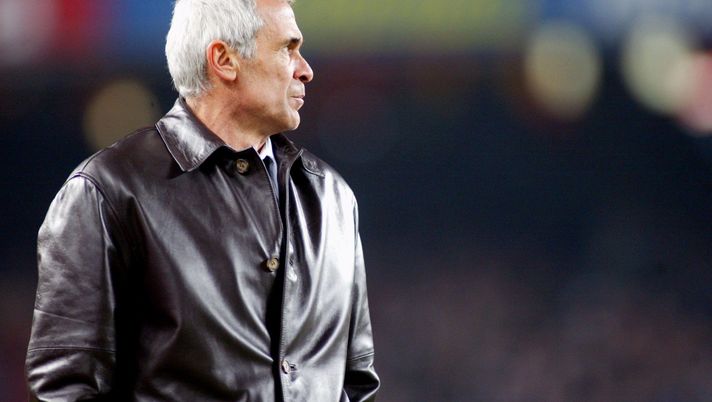 BARCELONA, SPAIN - FEBRUARY 19: Real Mallorca's coach Hector Cuper stands during the La Liga soccer match between FC Barcelona and Real Mallorca on February 19, 2005 at the Camp Nou stadium in Barcelona, Spain. (Photo by Luis Bagu/Getty Images) BARCELONA, SPAIN - FEBRUARY 19: Real Mallorca's coach Hector Cuper stands during the La Liga soccer match between FC Barcelona and Real Mallorca on February 19, 2005 at the Camp Nou stadium in Barcelona, Spain. (Photo by Luis Bagu/Getty Images)