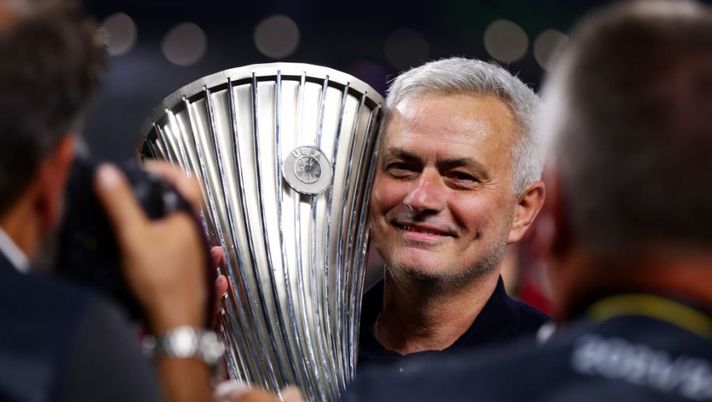 TIRANA, ALBANIA - MAY 25: Jose Mourinho, Head Coach of AS Roma celebrates with the UEFA Europa Conference League Trophy after their sides victory in the UEFA Conference League final match between AS Roma and Feyenoord at Arena Kombetare on May 25, 2022 in Tirana, Albania. (Photo by Alex Pantling/Getty Images) ? Mourinho: “Ringrazio i miei giocatori: un giorno lascerò la Roma ma spero che…” - immagine 1