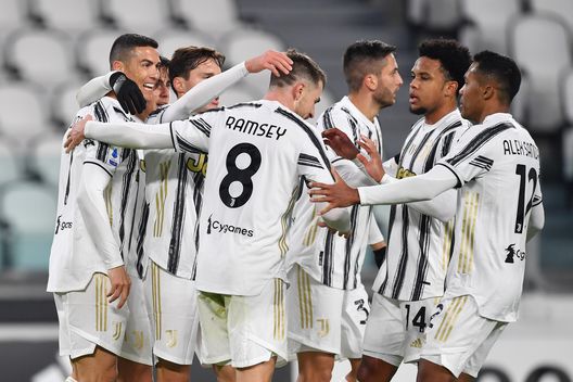 I giocatori della Juve esultano dopo la rete di Cristiano Ronaldo I giocatori della Juve esultano dopo la rete di Cristiano Ronaldo