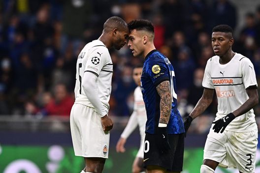 MILAN, ITALY - NOVEMBER 24: Lautaro Martinez of FC Internazionale clashes with Marlon of Shakhtar Donetsk during the UEFA Champions League group D match between FC Internazionale and Shakhtar Donetsk at Giuseppe Meazza Stadium on November 24, 2021 in Milan, Italy. (Photo by Mattia Ozbot - Inter/Inter via Getty Images) Extracomunitari viola: Jovic e Dodò bloccano un altro acquisto. E Pulgar…- immagine 2