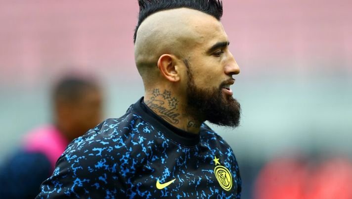 MILAN, ITALY - JANUARY 03: Arturo Vidal of Inter Milan looks on prior to the Serie A match between FC Internazionale and FC Crotone at Stadio Giuseppe Meazza on January 03, 2021 in Milan, Italy. Sporting stadiums around Italy remain under strict restrictions due to the Coronavirus Pandemic as Government social distancing laws prohibit fans inside venues resulting in games being played behind closed doors. (Photo by Marco Luzzani/Getty Images) Inter, la Gazzetta: “Quattro pedine in uscita, c’è anche Vidal in lista. E Sensi…” - immagine 1