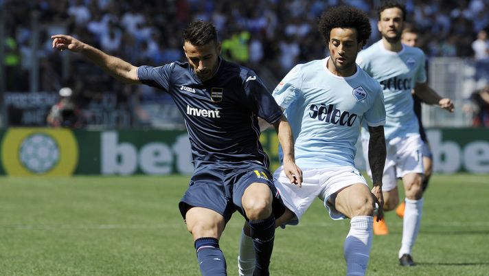 ROME, ROME - APRIL 22:  Felipe Anderson of SS Lazio compete for the ball with Gianmarco Ferrari of UC Sampdoria  during the serie A match between SS Lazio and UC Sampdoria at Stadio Olimpico on April 22, 2018 in Rome, Italy.  (Photo by Marco Rosi/Getty Images) 