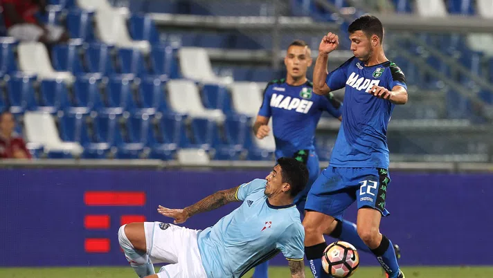 REGGIO NELL'EMILIA, ITALY - AUGUST 10:  Pablo Hernandez (L) of Celta Vigo competes for the ball with Luca Mazzitelli (R) of US Sassuolo during the TIM Preseason Tournament at Mapei Stadium - Citta' del Tricolore on August 10, 2016 in Reggio nell'Emilia, Italy  (Photo by Marco Luzzani/Getty Images)