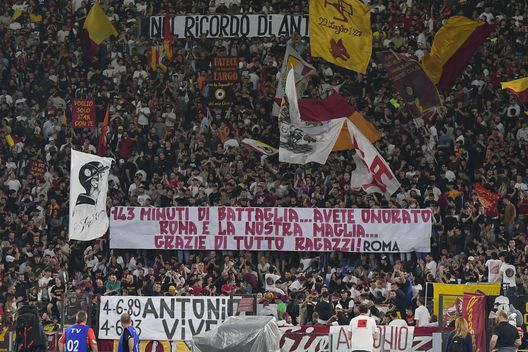 La Sud attacca Taylor: “Fottuta vergogna”. Poi si schiera con Mou: “Roma è con te”- immagine 2