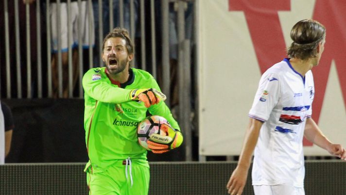 CAGLIARI, ITALY - SEPTEMBER 26: Marco Storari of Cagliari reacts during the Serie A match between Cagliari Calcio and UC Sampdoria at Stadio Sant'Elia on September 26, 2016 in Cagliari, Italy. (Photo by Enrico Locci/Getty Images) Cagliari, il caso Storari: non c’è la febbre dietro l’esclusione. Anzi… - immagine 1