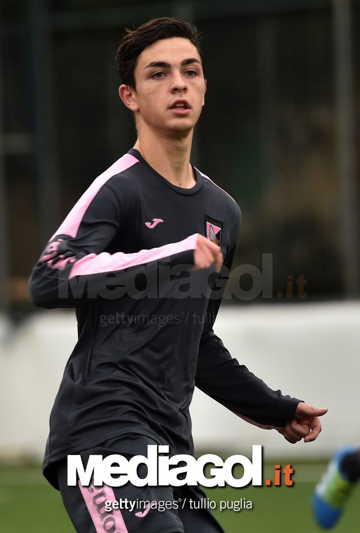  PALERMO, ITALY - NOVEMBER 16:  Kevin Cannavo' of US Citta' di Palermo juvenile team in action during a training session at Pietro Pisani sport sport center on November 16, 2016 in Palermo, Italy.  (Photo by Tullio M. Puglia/Getty Images) 