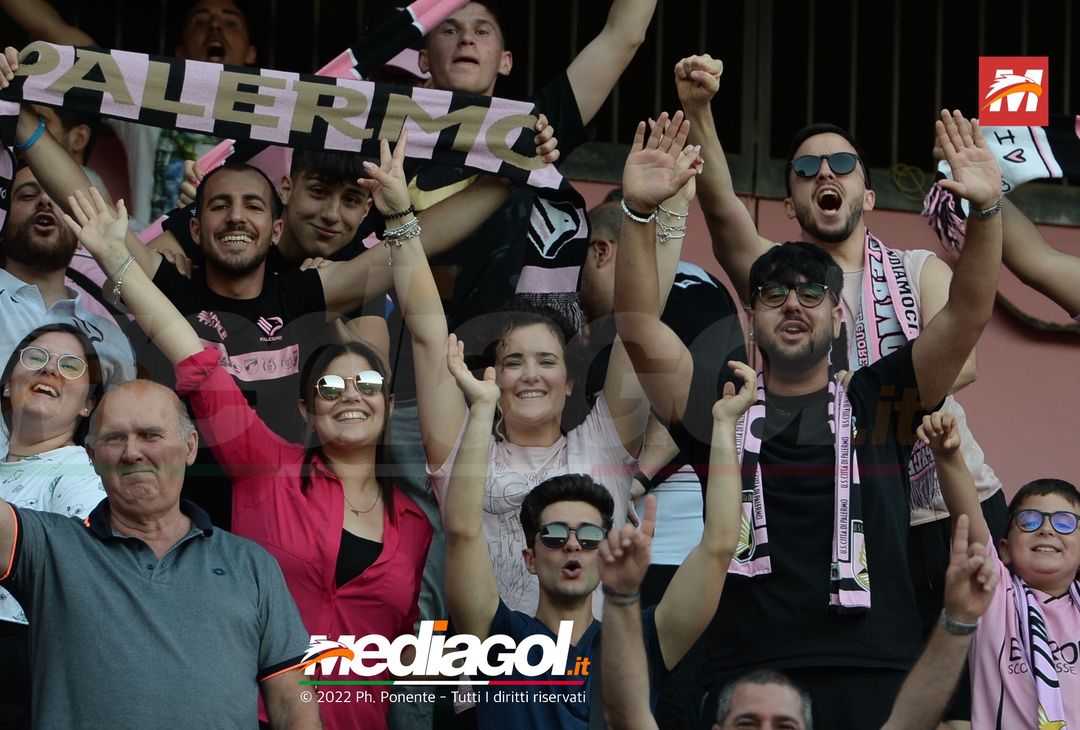 Fototifo, i tifosi allo stadio per Palermo-Feralpisaló 1-0 (gallery) - immagine 135