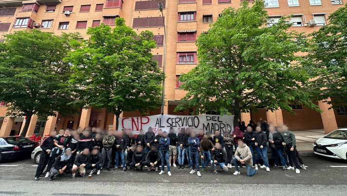 Derby di Madrid, gli ultras dell’Atletico sbeffeggiano i blancos… - immagine 1
