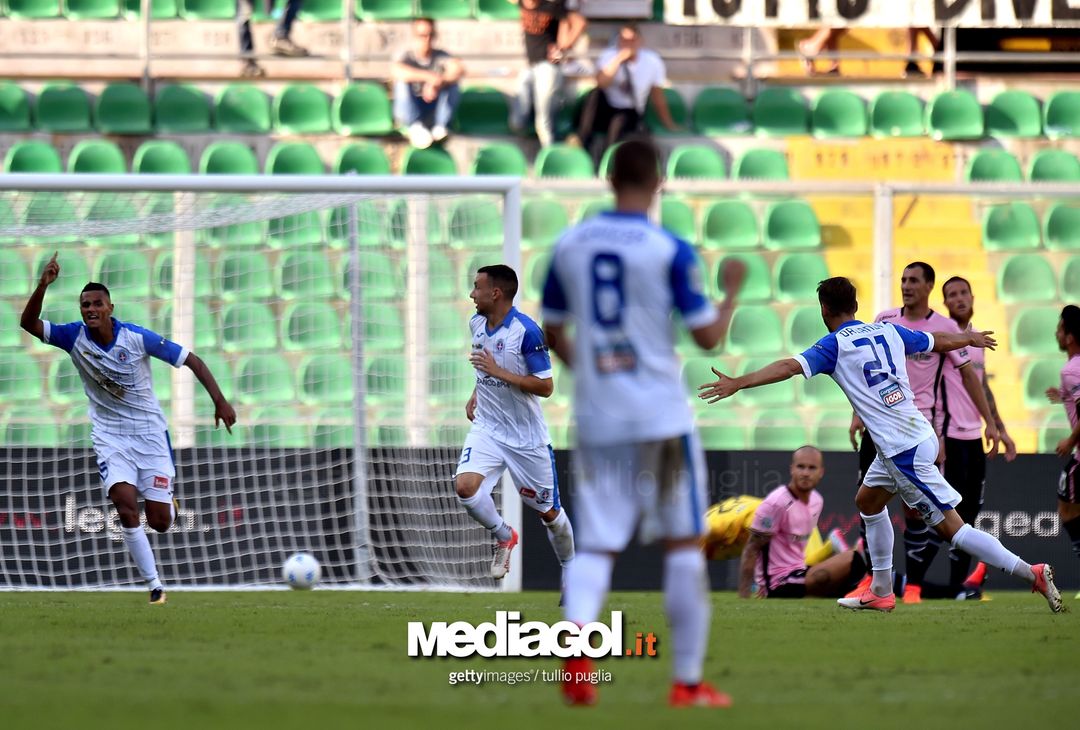  PALERMO, ITALY - OCTOBER 21:  Marco Moscati of Mantova celebrates the opening goal during the Serie B Match Between US Citta' di Palermo and Novara Calcio at Stadio Renzo Barbera stadium on October 21, 2017 in Palermo, Italy.  (Photo by Tullio M. Puglia/Getty Images) 