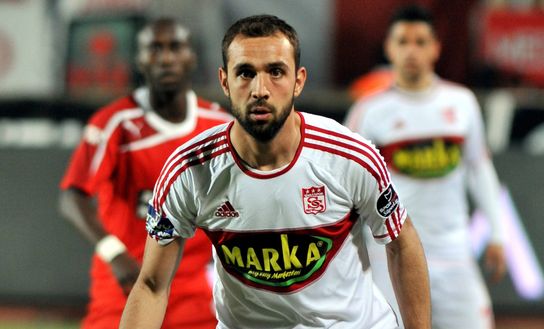 ANTALYA,TURKEY - APRIL 21: Umit Kurt of Sivasspor in action during the Turkey Super Lig match between Antalyaspor and Sivasspor match at the Akdeniz University Stadium on April 21,2014, in Antalya,Turkey. (Photo by Depo Photos/EuroFootball/Getty Images) Ex allenatore Alanyaspor: “Ecco come giocherà il Sivasspor. Occhio a Gradel”- immagine 2