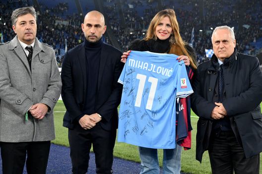 ROME, ITALY - JANUARY 19: Lazio’ Chairman Claudio Lotito and the CEO of Bologna, Claudio Fenucci together with Mihajlovic’ wife and children officially launch the charity auction together with the President of Admo, Giulio Corradi, of which Mihajlovic was testimonial prior to the Coppa Italia match between SS Lazio v Bologna FC at Olimpico Stadium on January 19, 2023 in Rome, Italy. (Photo by Marco Rosi - SS Lazio/Getty Images) Il ricordo di Sinisa Mihajlovic all’Olimpico- immagine 4
