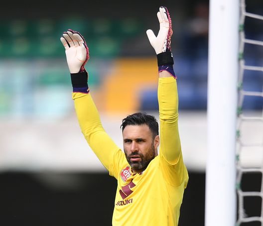  VERONA, ITALY - MAY 09: Salvatore Sirigu of Torino FC looks on during the Serie A match between Hellas Verona FC and Torino FC at Stadio Marcantonio Bentegodi on May 09, 2021 in Verona, Italy. Sporting stadiums around Italy remain under strict restrictions due to the Coronavirus Pandemic as Government social distancing laws prohibit fans inside venues resulting in games being played behind closed doors. (Photo by Alessandro Sabattini/Getty Images) 