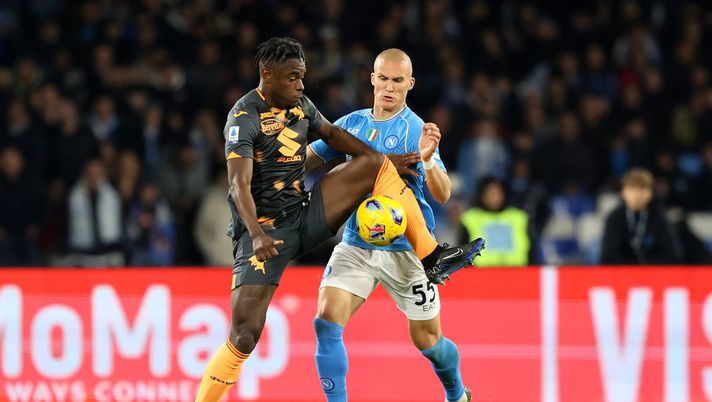 NAPLES, ITALY - MARCH 08: Duvan Zapata of Torino FC battles for possession with Leo Ostigard of SSC Napoli during the Serie A TIM match between SSC Napoli and Torino FC - Serie A TIM at Stadio Diego Armando Maradona on March 08, 2024 in Naples, Italy. (Photo by Francesco Pecoraro/Getty Images) Torino imbattuto contro il Napoli, non succedeva dalla stagione 2008/2009 - immagine 1