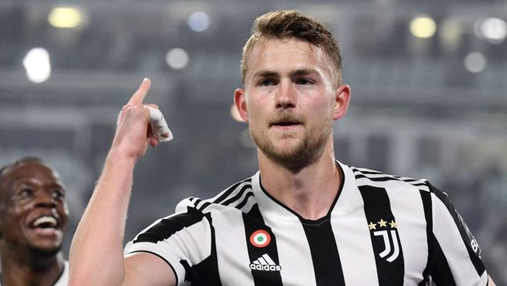 Juventus' Dutch defender Matthijs De Ligt celebrates after scoring a goal during the Italian Serie A football match Juventus vs Torino at Allianz stadium in Turin, on February 18, 2022. (Photo by Filippo MONTEFORTE / AFP) (Photo by FILIPPO MONTEFORTE/AFP via Getty Images) Affare de Ligt, Sky: “La Juve è in attesa dell’offerta. Sa che il Bayern Monaco…” - immagine 1
