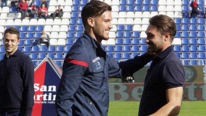 CAGLIARI, ITALY - NOVEMBER 05: Luca Cigagini of Cagliari and Marco Fossati of Verona during the Serie A match between Cagliari Calcio and Hellas Verona FC at Stadio Sant'Elia on November 5, 2017 in Cagliari, Italy. (Photo by Enrico Locci/Getty Images) Bari-Cagliari e il doppio ex: Marco Fossati “Sarà spettacolare ma non decisiva” - immagine 1