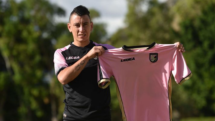 PALERMO, ITALY - AUGUST 16: Cesar Falletti poses during his presentation as new player of US Citta' di Palermo at Carmelo Onorato training center on August 16, 2018 in Palermo, Italy. (Photo by Tullio M. Puglia/Getty Images) PALERMO, ITALY - AUGUST 16: Cesar Falletti poses during his presentation as new player of US Citta' di Palermo at Carmelo Onorato training center on August 16, 2018 in Palermo, Italy. (Photo by Tullio M. Puglia/Getty Images)