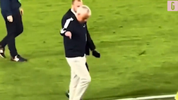 VIDEO Mourinho, giro di campo e quel gesto ai tifosi della Roma: “Io resto qui”