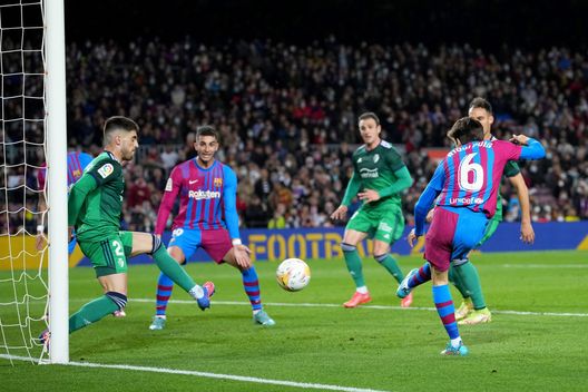 BARCELONA, SPAIN - MARCH 13: Riqui Puig of FC Barcelona scores their team's fourth goal during the LaLiga Santander match between FC Barcelona and CA Osasuna at Camp Nou on March 13, 2022 in Barcelona, Spain. (Photo by Alex Caparros/Getty Images) La Fiorentina fa spesa in Spagna. Questa volta non a Madrid…- immagine 2