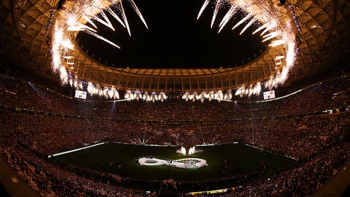 LUSAIL CITY, QATAR - DECEMBER 18: Fireworks go off as Lionel Messi of Argentina lifts the FIFA World Cup Trophy after the team's victory during the FIFA World Cup Qatar 2022 Final match between Argentina and France at Lusail Stadium on December 18, 2022 in Lusail City, Qatar. (Photo by Richard Heathcote/Getty Images) Qatar 2022, i giocatori di Serie A con più minutaggio: la Juve il club più penalizzato - immagine 1