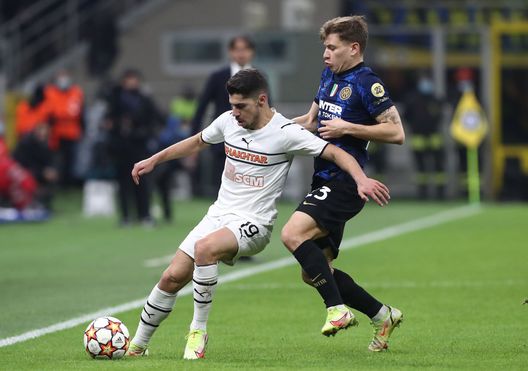 MILAN, ITALY - NOVEMBER 24: Manor Solomon of Shakhtar Donetsk is challenged by Nicolo Barella of FC Internazionale during the UEFA Champions League group D match between FC Internazionale and Shakhtar Donetsk at Giuseppe Meazza Stadium on November 24, 2021 in Milan, Italy. (Photo by Marco Luzzani/Getty Images) Torino: chi è Manor Solomon, il trequartista nel mirino dei granata- immagine 3