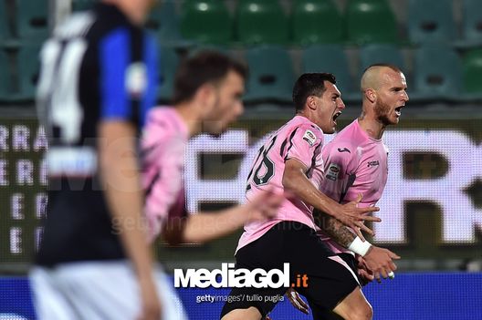 Mato Jajalo e Roberto Vitiello festeggiano per il gol di Aljaz Struna in Palermo-Atalanta del 20 aprile 2016 (2-2 il risultato finale) Mato Jajalo e Roberto Vitiello festeggiano per il gol di Aljaz Struna in Palermo-Atalanta del 20 aprile 2016 (2-2 il risultato finale)