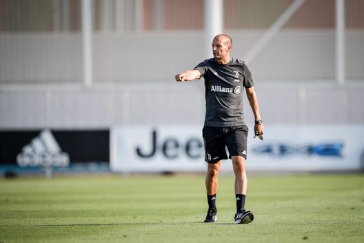 Massimiliano Allegri dirige uno dei primi allenamenti della nuova stagione della Juventus Massimiliano Allegri dirige uno dei primi allenamenti della nuova stagione della Juventus