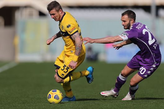 FLORENCE, ITALY - MARCH 07: German Pezzella of ACF Fiorentina battles for the ball with Juray Kucka of Parma Calcio during the Serie A match between ACF Fiorentina and Parma Calcio at Stadio Artemio Franchi on March 7, 2021 in Florence, Italy. (Photo by Gabriele Maltinti/Getty Images) FLORENCE, ITALY - MARCH 07: German Pezzella of ACF Fiorentina battles for the ball with Juray Kucka of Parma Calcio during the Serie A match between ACF Fiorentina and Parma Calcio at Stadio Artemio Franchi on March 7, 2021 in Florence, Italy. (Photo by Gabriele Maltinti/Getty Images)