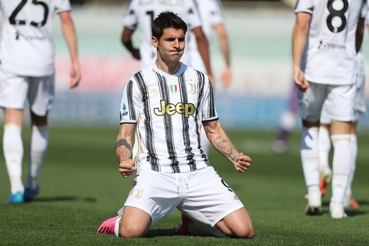  FLORENCE, ITALY - APRIL 25: Alvaro Morata of Juventus celebrates after scoring a goal during the Serie A match between ACF Fiorentina and Juventus at Stadio Artemio Franchi on April 25, 2021 in Florence, Italy. Sporting stadiums around Italy remain under strict restrictions due to the Coronavirus Pandemic as Government social distancing laws prohibit fans inside venues resulting in games being played behind closed doors. (Photo by Gabriele Maltinti/Getty Images) 