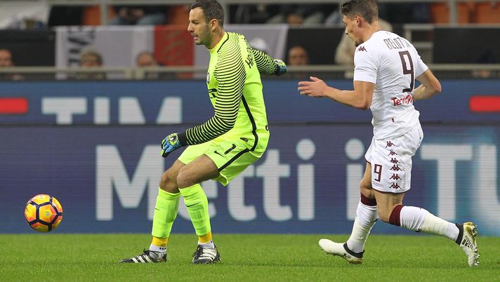 MILAN, ITALY - OCTOBER 26:  Samir Handanovic  of FC Internazionale in action during the Serie A match between FC Internazionale and FC Torino at Stadio Giuseppe Meazza on October 26, 2016 in Milan, Italy.  (Photo by Marco Luzzani - Inter/Inter via Getty Images) 