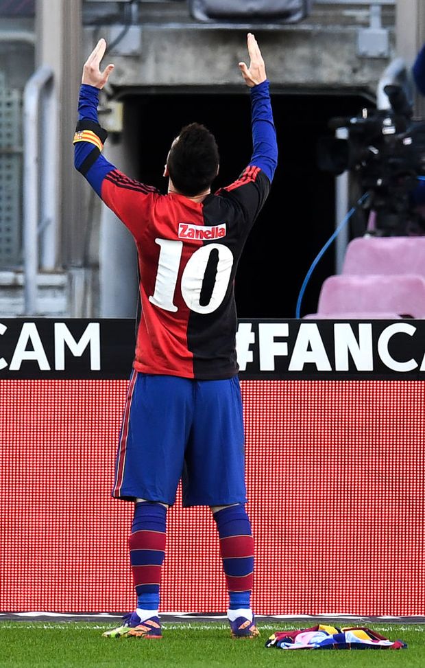 BARCELONA, SPAIN - NOVEMBER 29: Lionel Messi of Barcelona celebrates after scoring their sides fourth goal while wearing a Newell's Old Boys shirt with the number 10 on the back in memory of former footballer, Diego Maradona, who recently passed away during the La Liga Santander match between FC Barcelona and C.A. Osasuna at Camp Nou on November 29, 2020 in Barcelona, Spain. Sporting stadiums around Spain remain under strict restrictions due to the Coronavirus Pandemic as Government social distancing laws prohibit fans inside venues resulting in games being played behind closed doors. (Photo by David Ramos/Getty Images) BARCELONA, SPAIN - NOVEMBER 29: Lionel Messi of Barcelona celebrates after scoring their sides fourth goal while wearing a Newell's Old Boys shirt with the number 10 on the back in memory of former footballer, Diego Maradona, who recently passed away during the La Liga Santander match between FC Barcelona and C.A. Osasuna at Camp Nou on November 29, 2020 in Barcelona, Spain. Sporting stadiums around Spain remain under strict restrictions due to the Coronavirus Pandemic as Government social distancing laws prohibit fans inside venues resulting in games being played behind closed doors. (Photo by David Ramos/Getty Images)