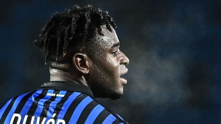Atalanta's Colombian forward Duvan Zapata reacts during the UEFA Champions League Group D football match Atalanta vs Midtjylland on December 1, 2020 at the Azzurri d'Italia stadium in Bergamo, Lombardy. (Photo by MIGUEL MEDINA / AFP) (Photo by MIGUEL MEDINA/AFP via Getty Images) Atalanta, Hateboer out e in quattro a parte: le novità di giornata su Duvan Zapata - immagine 1