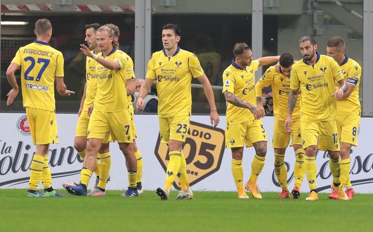 MILAN, ITALY - NOVEMBER 08: Mattia Zaccagni of Hellas Verona celebrates his goal with his team-mates during the Serie A match between AC Milan and Hellas Verona FC at Stadio Giuseppe Meazza on November 8, 2020 in Milan, Italy. (Photo by Emilio Andreoli/Getty Images) MILAN, ITALY - NOVEMBER 08: Mattia Zaccagni of Hellas Verona celebrates his goal with his team-mates during the Serie A match between AC Milan and Hellas Verona FC at Stadio Giuseppe Meazza on November 8, 2020 in Milan, Italy. (Photo by Emilio Andreoli/Getty Images)