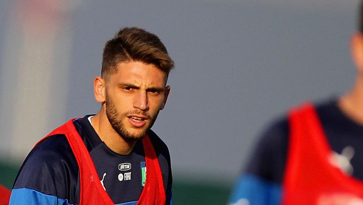 ROME, ITALY - NOVEMBER 10:  Domenico Berardi of Italy U21 looks on during the Italy U21 training session at the Mancini sports center on November 10, 2015 in Rome, Italy.  (Photo by Paolo Bruno/Getty Images)  Infortunio Berardi, incredibile: caso riaperto! Sky: “Non torna a inizio gennaio” - immagine 1