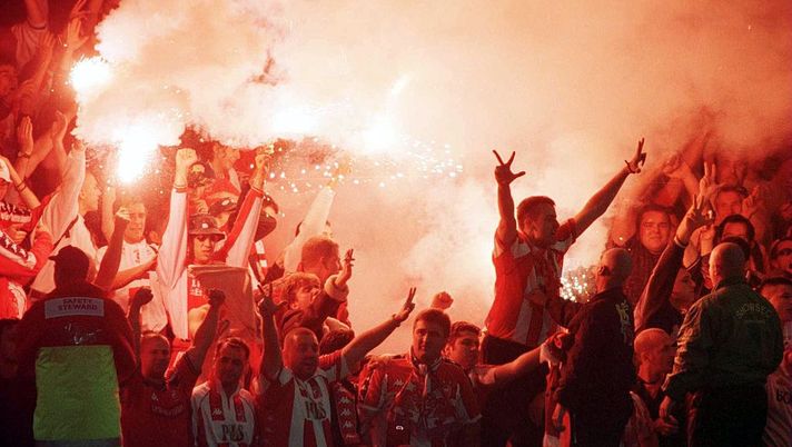 Getty Images Gli ultras della Stella Rossa cantano in italiano. E a Napoli c’è la bandiera serba - immagine 1