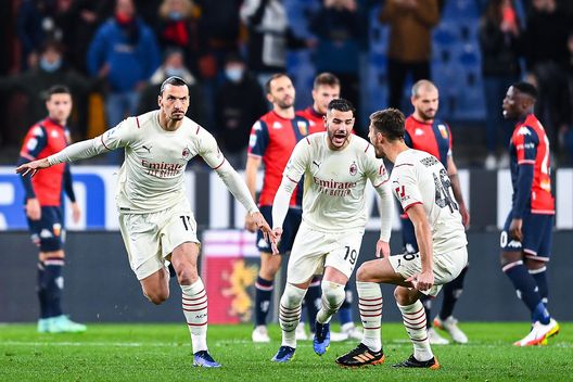 GENOA, ITALY - DECEMBER 1: Zlatan Ibrahimovic of Milan (L) celebrates with his team-mates Theo Hernandez and Matteo Gabbia after scoring a goal on a free-kick during the Serie A match between Genoa CFC and AC Milan at Stadio Luigi Ferraris on December 1, 2021 in Genoa, Italy. (Photo by Getty Images) GENOA, ITALY - DECEMBER 1: Zlatan Ibrahimovic of Milan (L) celebrates with his team-mates Theo Hernandez and Matteo Gabbia after scoring a goal on a free-kick during the Serie A match between Genoa CFC and AC Milan at Stadio Luigi Ferraris on December 1, 2021 in Genoa, Italy. (Photo by Getty Images)