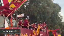 VIDEO – Mourinho autografa dal pullman le bandiere dei tifosi giallorossi