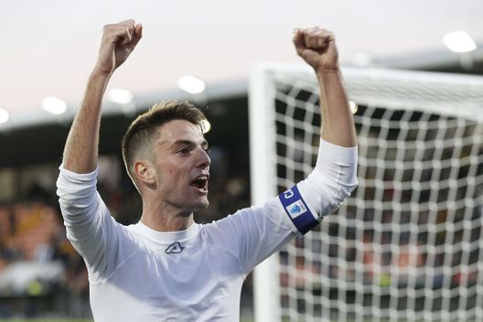 LA SPEZIA, ITALY - NOVEMBER 06: Giulio Maggiore of Spezia Calcio celebrates the victory after during the Serie A match between Spezia Calcio v Torino FC at Stadio Alberto Picco on November 6, 2021 in La Spezia, Italy. (Photo by Gabriele Maltinti/Getty Images) Calciomercato Torino, occhi su Maggiore: può lasciare lo Spezia a cifre contenute- immagine 2