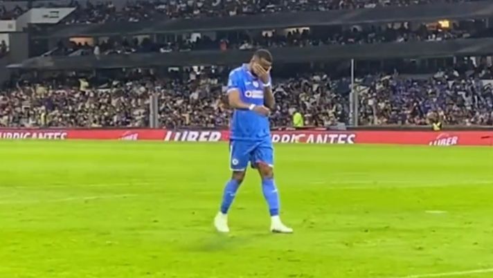 Cruz Azul, Estrada espulso nel derby: esce dal campo in lacrime, i tifosi non lo vogliono più - immagine 1