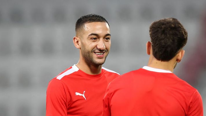 Morocco's midfielder #07 Hakim Ziyech (L) takes part in a training session at Al Duhail SC in Doha on November 26, 2022, on the eve of the Qatar 2022 World Cup football match between Belgium and Morocco. (Photo by FADEL SENNA / AFP) (Photo by FADEL SENNA/AFP via Getty Images) Gazzetta: “Milan, aspettando Leao… si scalda la pista Ziyech: il piano tra gennaio e giugno” - immagine 1
