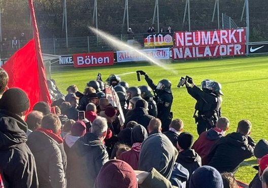 Da faszination-fankurve.de Striscione pro-Kurdistan al derby di Monaco di Baviera: feriti e spray al peperoncino!- immagine 3